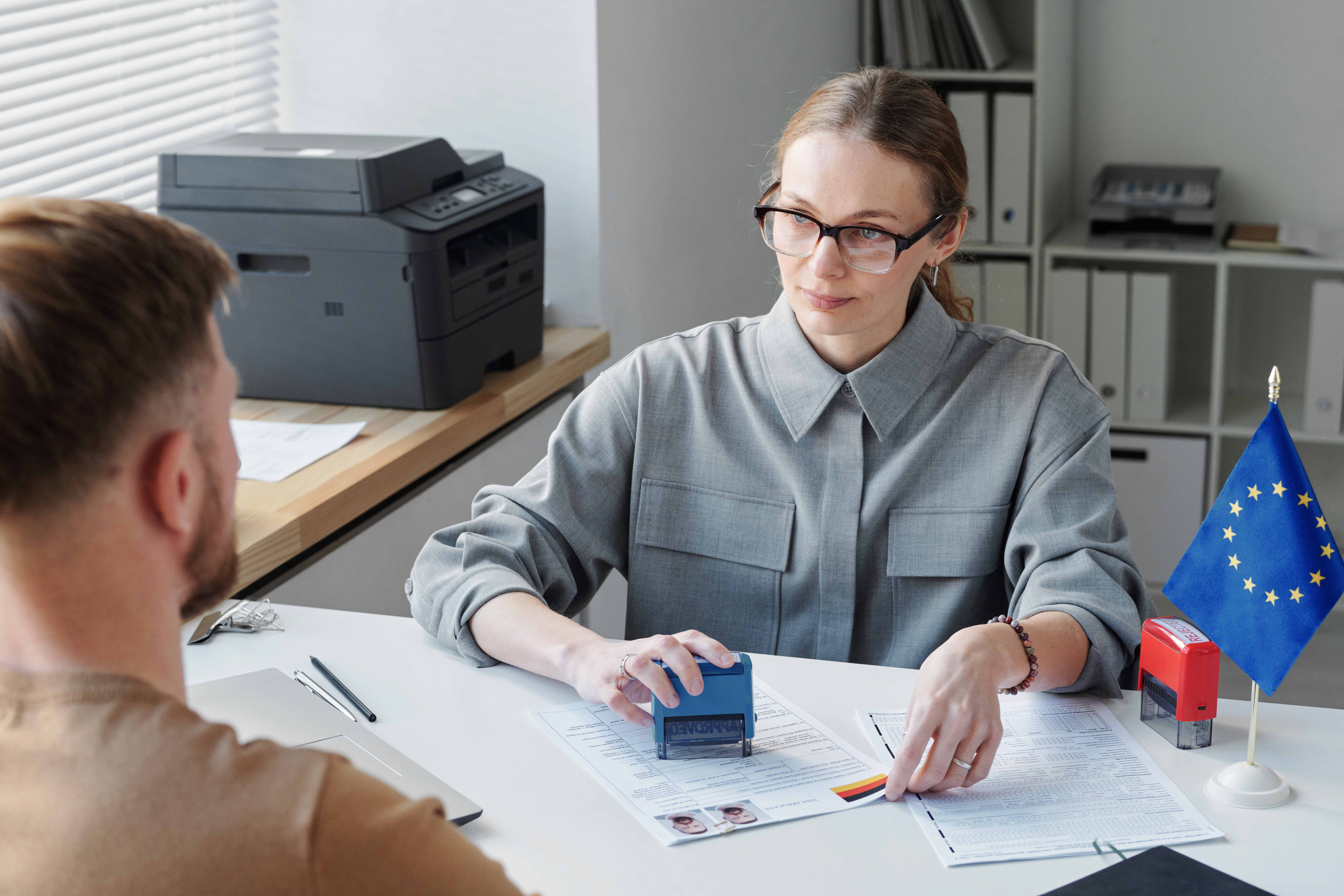 Определение статуса: Убедитесь в постоянном проживании иностранца в РФ